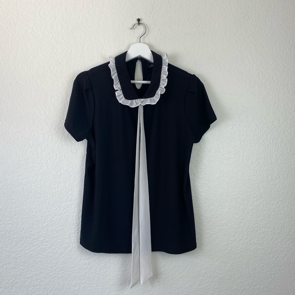FLOWER and FEATHER black color short sleeve with white raffle and bow top XL.